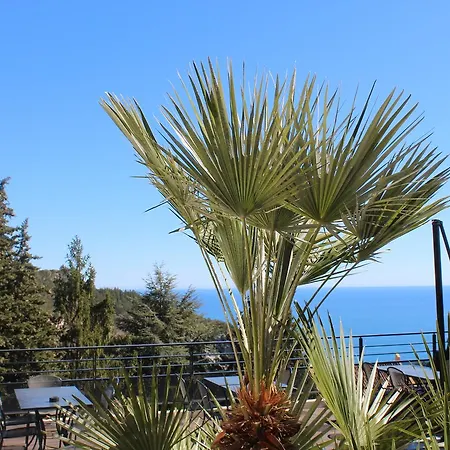 Eza Vista Aparthotel 4*