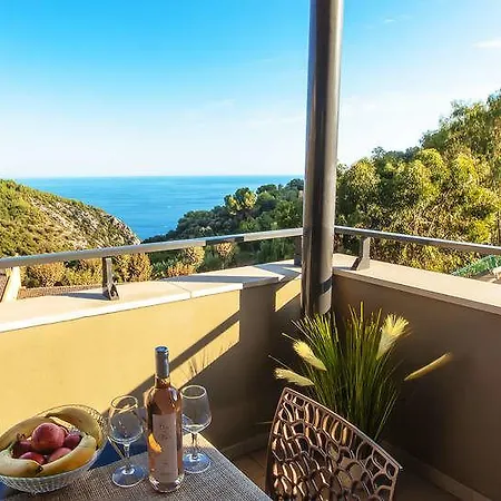 Eza Vista Aparthotel 4*